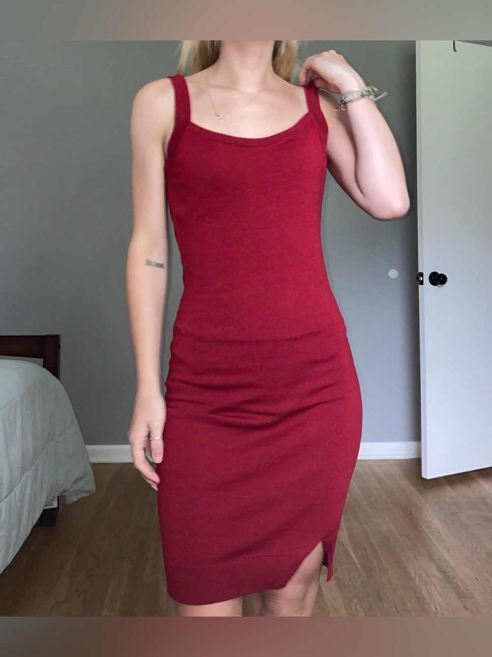 Mi Amore Sleeveless Scoop Midi Dress in Wine Red